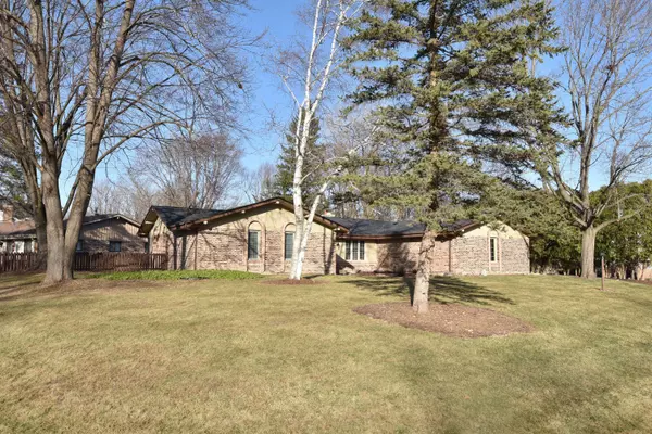 Mequon, WI 53097,9806 N Andover Ct