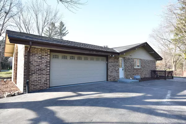 Mequon, WI 53097,9806 N Andover Ct