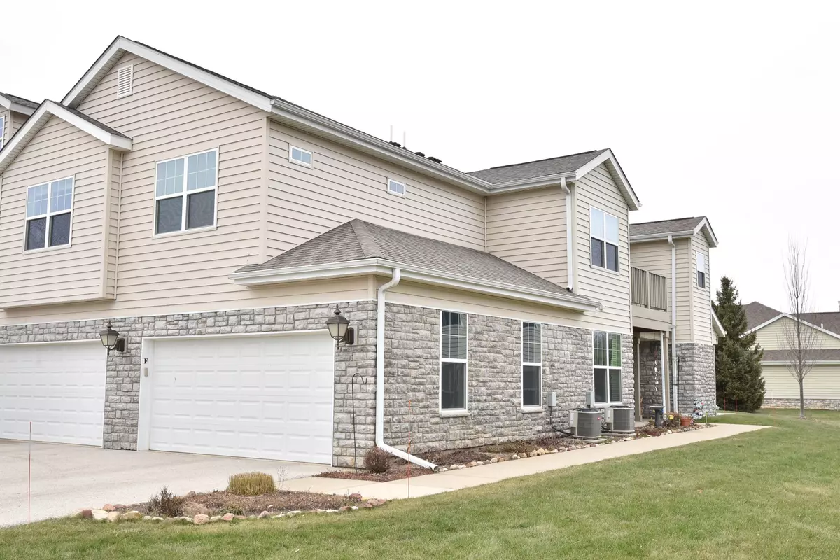 Pewaukee, WI 53072,N17W26480 Meadowgrass Cir Unit 30F