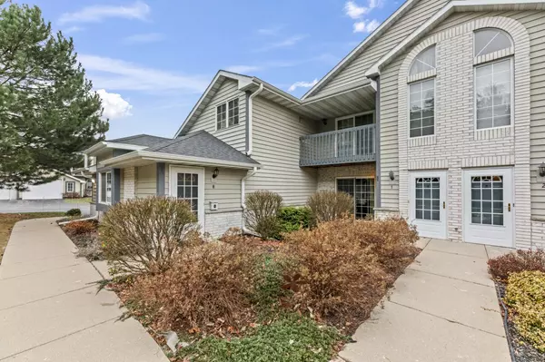 W240N2566 E Parkway Meadow Cir Unit 1, Pewaukee, WI 53072