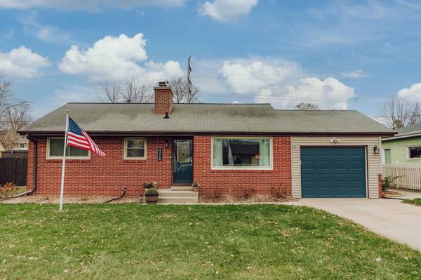 4218 N 93rd St, Wauwatosa, WI 53222