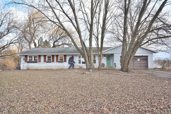 N62W15650 Cherry Hill Dr, Menomonee Falls, WI 53051