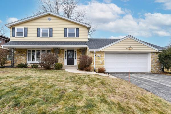 2955 N 122nd St, Wauwatosa, WI 53222