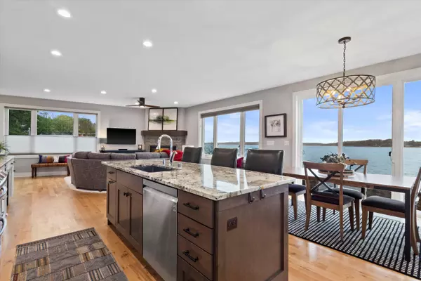 253 Park Ave, Pewaukee, WI 53072