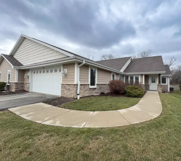 6018 W Woodview Ct, Greenfield, WI 53220