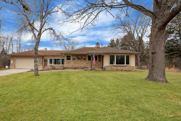 1812 W Ranch Rd, Mequon, WI 53092