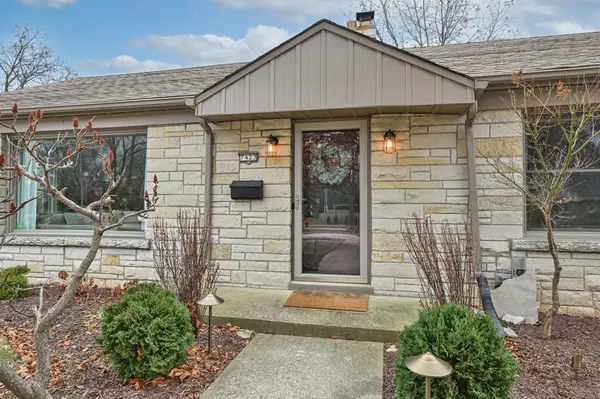 Wauwatosa, WI 53213,7423 Wellauer Dr