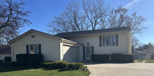 555 E Golden Ln, Oak Creek, WI 53154