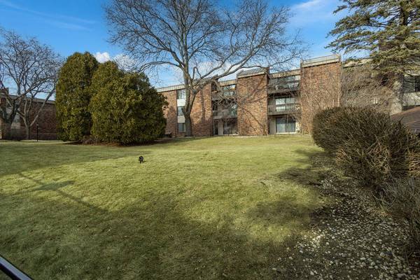 2200 W Good Hope Rd Unit 317, Glendale, WI 53209