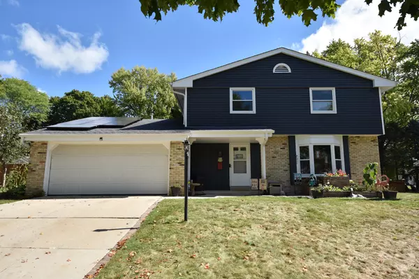 W52N758 Windsor Dr, Cedarburg, WI 53012