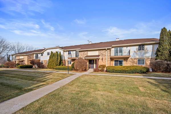 3545 E Oakshire Dr Unit 2E, Oak Creek, WI 53154