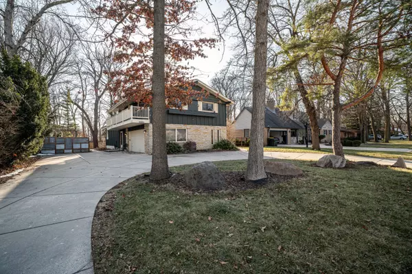 10301 W Ruby Ave, Wauwatosa, WI 53225