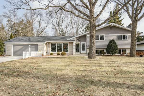 3326 N Knoll Ter, Wauwatosa, WI 53222