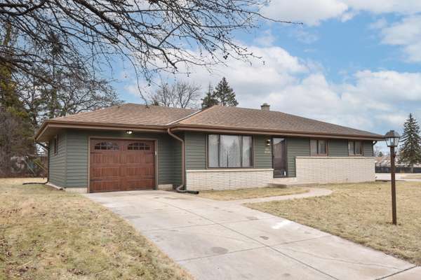 N91W17426 Saint Regis Dr, Menomonee Falls, WI 53051