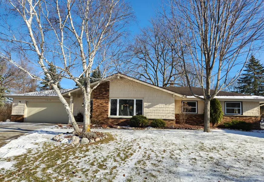 W162N10162 Indianwood Dr, Germantown, WI 53022