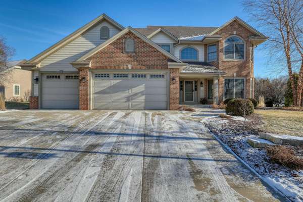 W150N7328 Wood View Dr, Menomonee Falls, WI 53051