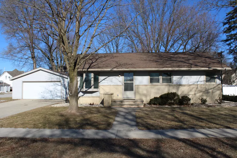 936 South Ave, Lomira, WI 53048