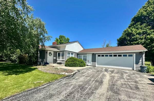 704 E Freistadt Rd, Thiensville, WI 53092