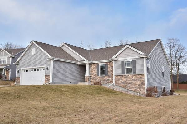 2315 Rustic Woods Ct, Waukesha, WI 53188