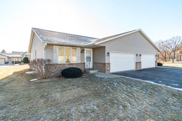 1004 Whispering Winds Pl N, Onalaska, WI 54650