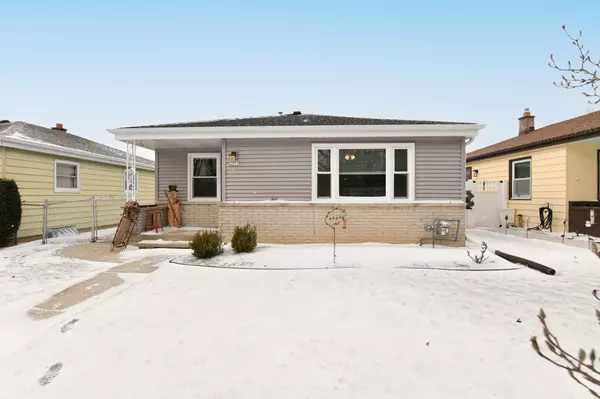 4615 S 49th St, Greenfield, WI 53220