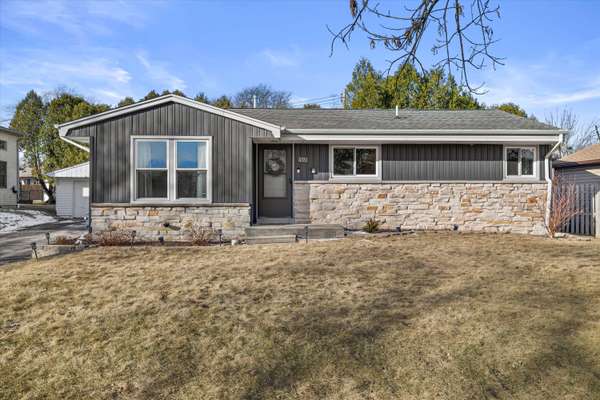 4381 S 37th St, Greenfield, WI 53221