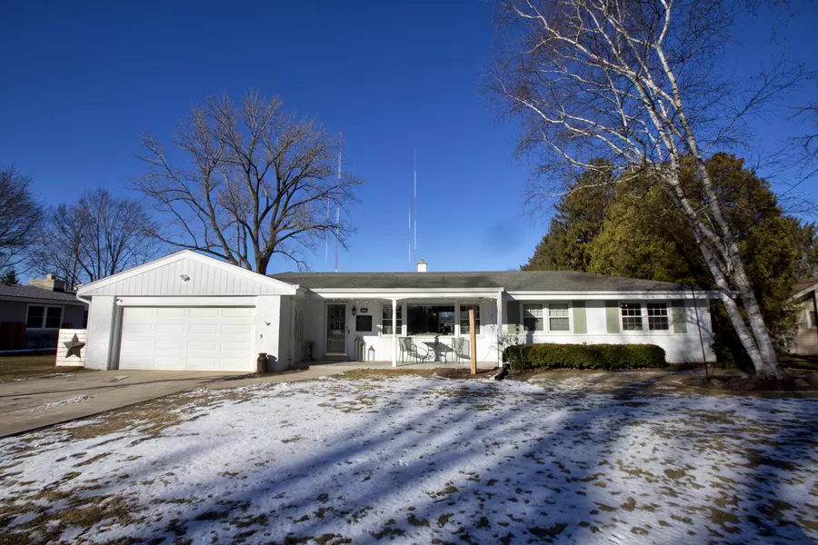 11718 W Denis Ave, Hales Corners, WI 53130