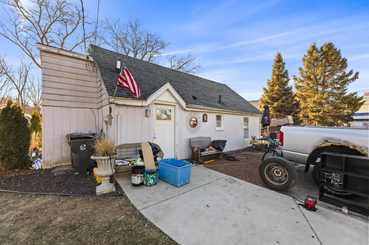 Pewaukee, WI 53072,208 Clark St