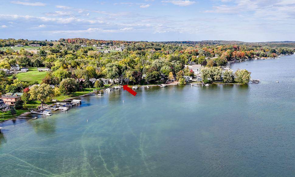5648 W Lake Dr, West Bend, WI 53095