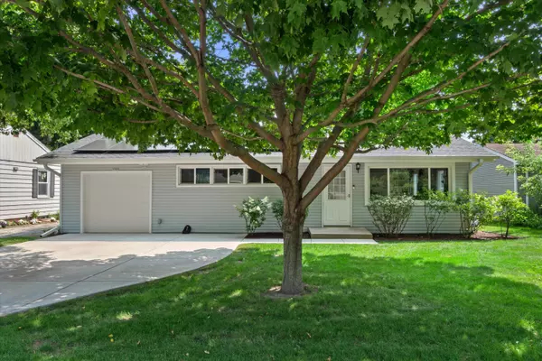 7020 N Seneca Ave, Glendale, WI 53217
