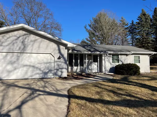 W309S8530 Greenview Dr, Mukwonago, WI 53149