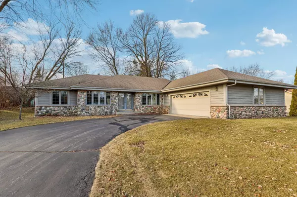 4585 S River Ridge Blvd, Greenfield, WI 53228