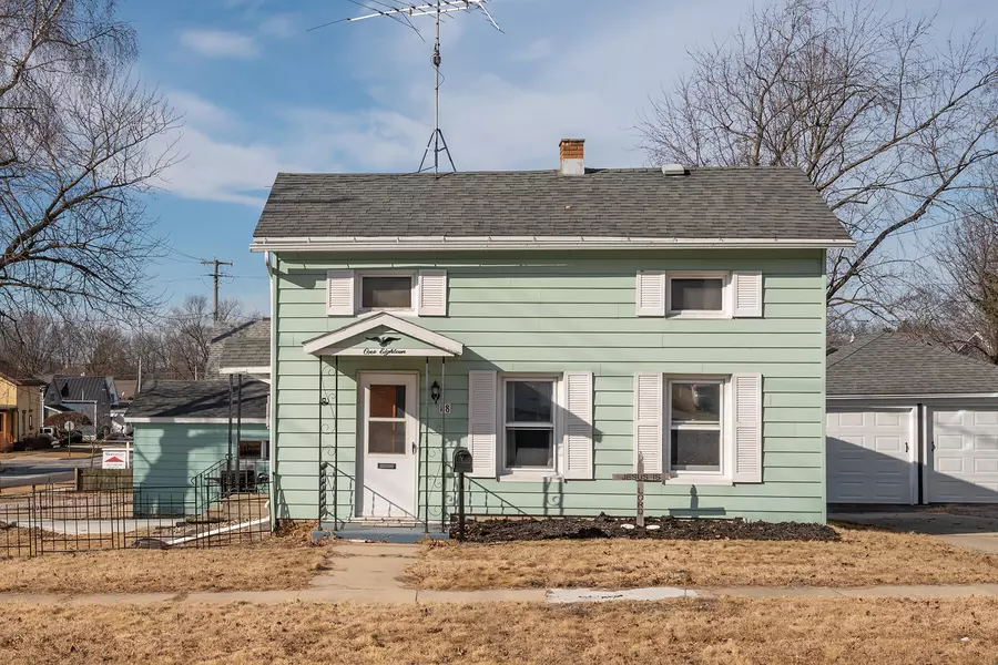 118 S Warren St, Watertown, WI 53094