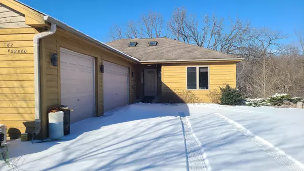 S82W22880 Parkwood Trl,  Vernon,  WI 53103