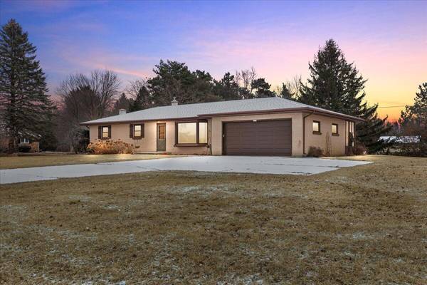 2095 Paradise Dr, Trenton, WI 53095