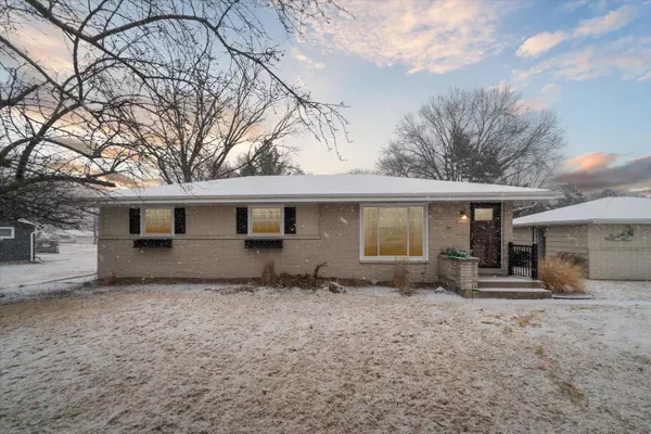 N33W22299 Hill N Dale Cir, Pewaukee, WI 53072