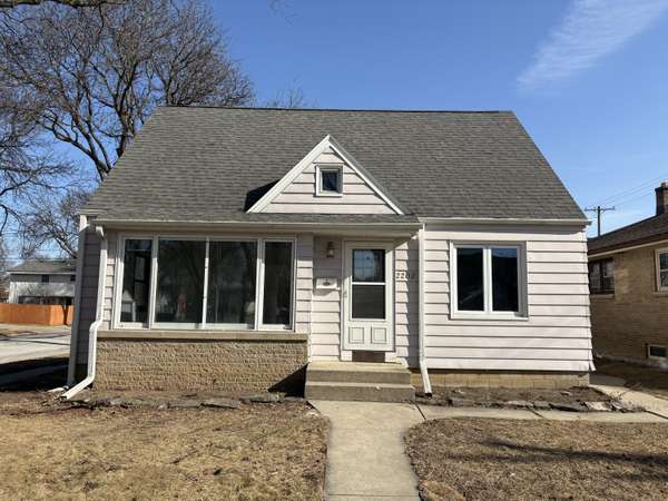 2202 S 110th St, West Allis, WI 53227