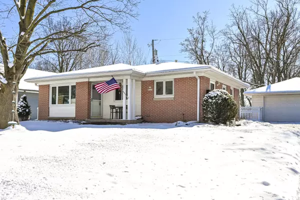 N56W5439 Sunnyside Ln, Cedarburg, WI 53012