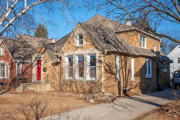 2630 N 62nd St, Wauwatosa, WI 53213