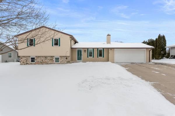 367 Prairie Run, Grafton, WI 53024