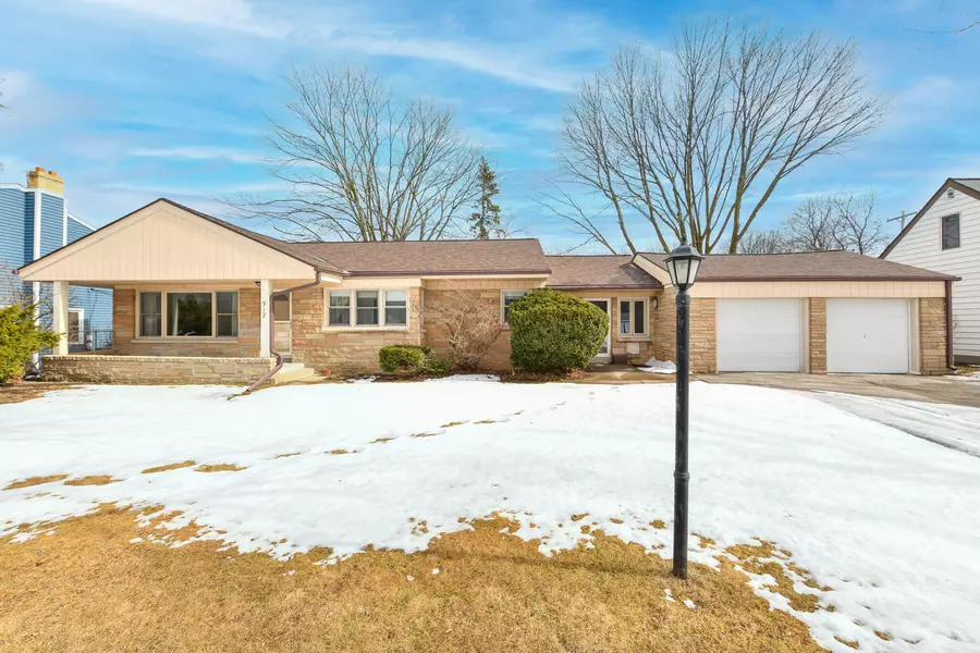 912 S 112th St, West Allis, WI 53214