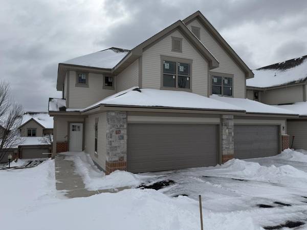 165 Aerie Cir Unit 102, Brookfield, WI 53045