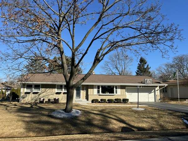 6836 N Reynard Rd, Fox Point, WI 53217