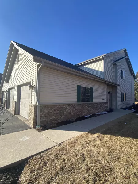 2112 Pine Ridge Ct Unit G, Grafton, WI 53024