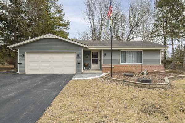 36635 Prairie Dr, Summit, WI 53066