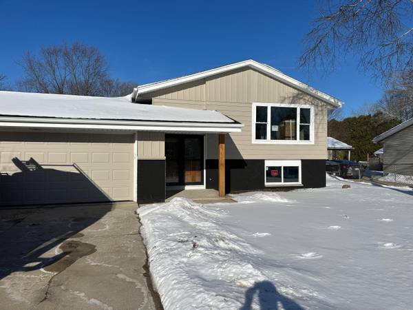 2226 Wellington Dr, West Bend, WI 53090