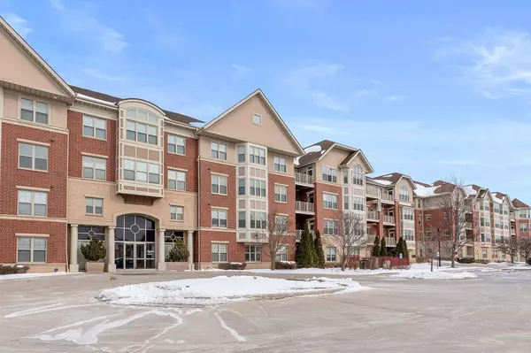 4110 S Lake Dr Unit 433, Saint Francis, WI 53235