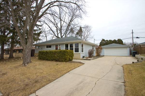 W148N8314 Albert Pl, Menomonee Falls, WI 53051