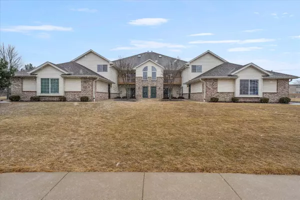 4881 W Maple Leaf Cir Unit 5-4, Greenfield, WI 53220