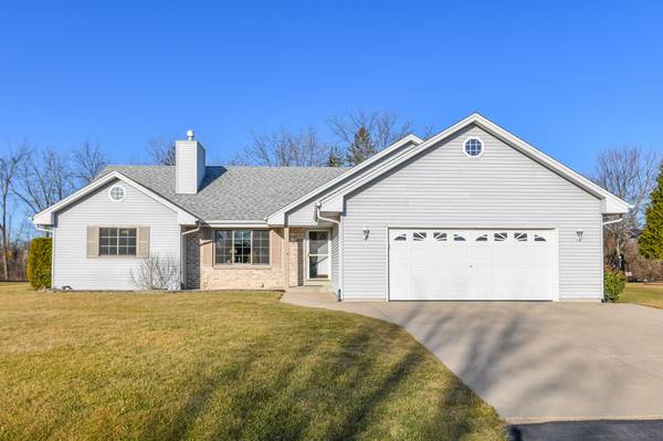 6320 Ambassador Ln, Caledonia, WI 53402